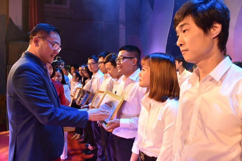 Bí thư Thành Đoàn Hà Nội Nguyễn Ngọc Việt trao tặng danh hiệu thanh niên tiên tiến làm theo lời Bác.
