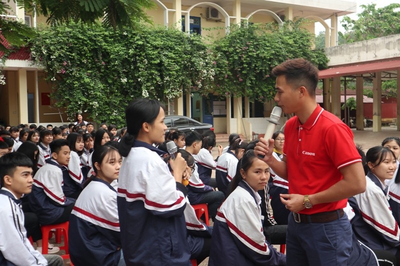 Các em học sinh trường THPT Lục Ngạn số 3, Bắc Giang tham gia hoạt động hướng nghiệp của Canon và các đơn vị tổ chức.