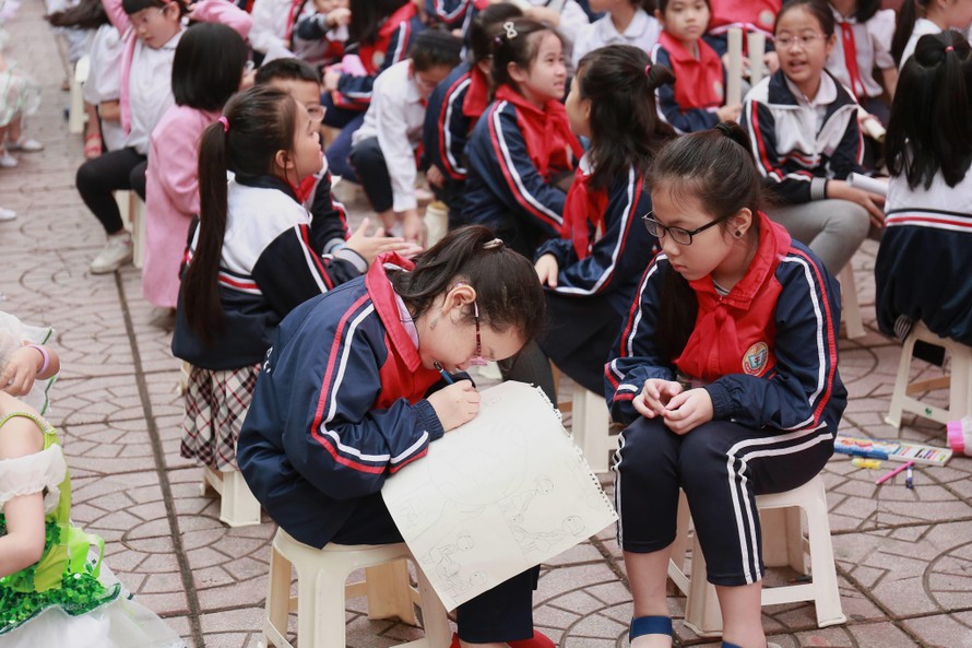 Các em học sinh hào hứng tham gia cuộc thi vẽ Vì một Việt Nam xanh