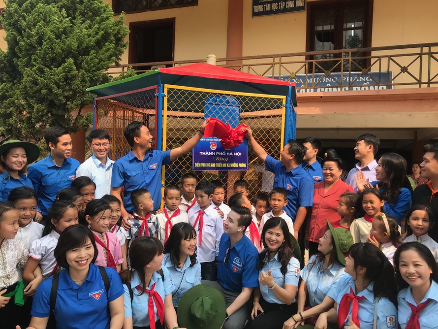 Tuổi trẻ Thủ đô trao tặng sân chơi cho thiếu nhi Điện Biên