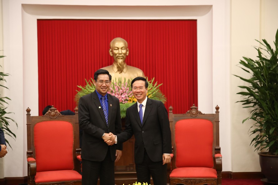 Trưởng ban Tuyên giáo T.Ư Võ Văn Thưởng (bên phải) bắt tay chào mừng đồng chí Alounxai Sounnalath, Bí thư Đoàn Thanh niên NDCM Lào.
