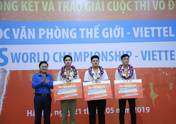 Bí thư thường trực T.Ư Đoàn Nguyễn Anh Tuấn trao tặng Huy hiệu Tuổi trẻ sáng tạo cho 3 nhà vô địch MOSWC - Viettel 2019