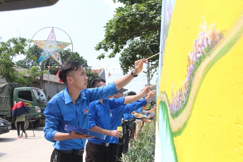 Con đường bích họa đầy sắc màu được tuổi trẻ Bắc Giang thực hiện ngay sau lễ khởi động chiến dịch thanh niên tình nguyện hè sáng 26/5