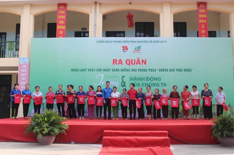 tặng 200 chiếc túi vải thân thiện môi trường cho đoàn viên thanh niên và nhân dân xã Ninh Sơn để đựng đồ dùng, thức ăn khi đi chợ hàng ngày thay cho túi nilon.