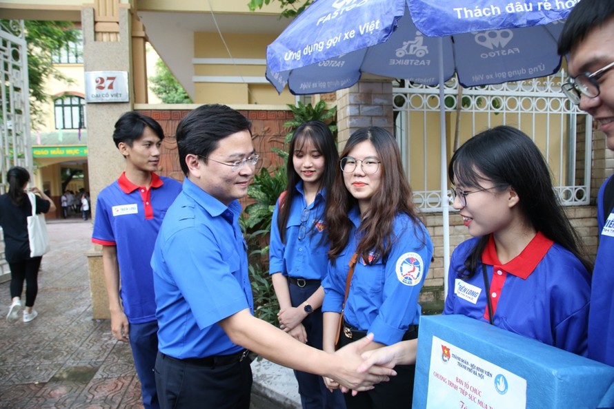 Bí thư thường trực T.Ư Đoàn Nguyễn Anh Tuấn thăm hỏi, động viên các tình nguyện viên tiếp sức mùa thi THPT Quốc gia, tại điểm thi trường THCS Tô Hoàng.