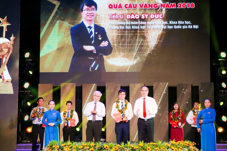 Bí thư Thành ủy TPHCM Nguyễn Thiện Nhân (ngoài cùng, bên phải) trao tặng giải thưởng Quả Cầu Vàng 2018 cho các tài năng trẻ.