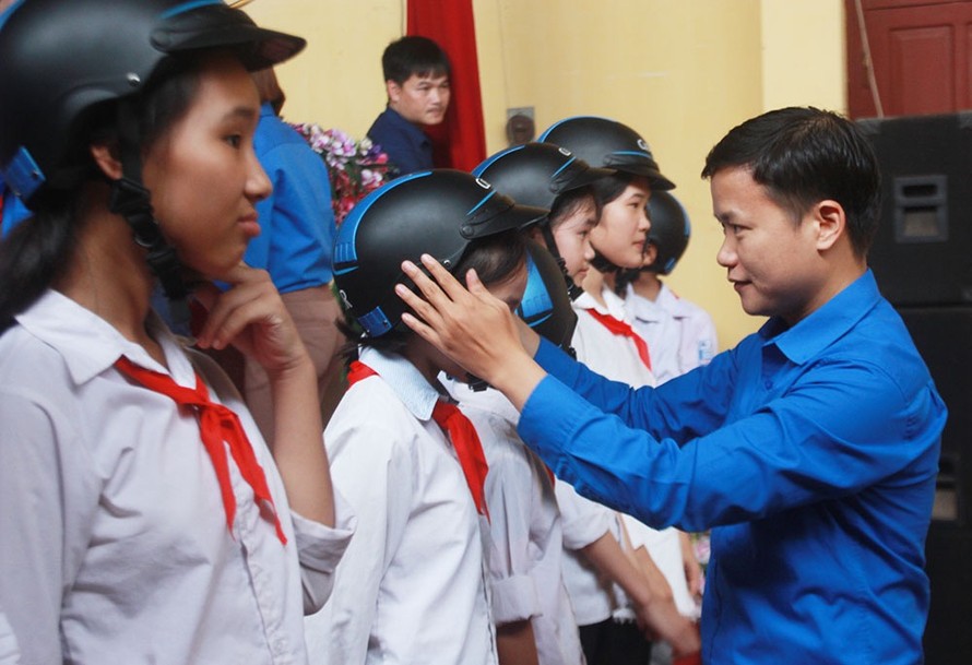 Trao tặng mũ bảo hiểm cho học sinh trường THCS Bảo Sơn, huyện Lục Nam, tỉnh Bắc Giang 