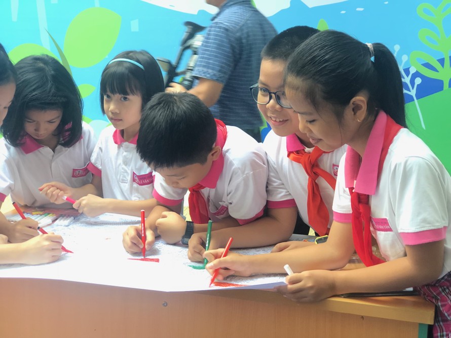 Các em học sinh trường Tiểu học Lê Văn Tám (Hai Bà Trưng, Hà Nội) thi vẽ tranh về thành phố tương lai ngay tại lễ phát động. 