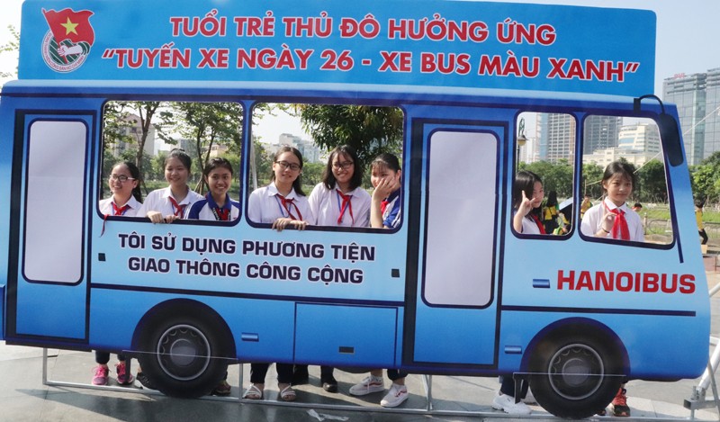 Phong trào "tôi yêu Hà Nội" đã trở thành khơi gợi lên tình yêu Hà Nội, yêu Tổ quốc từ các bạn trẻ không phải bằng lời nói mà bằng hành động cụ thể thiết thực. Trong ảnh, thanh niên Thủ đô đi xe bus bảo vệ môi trường. 