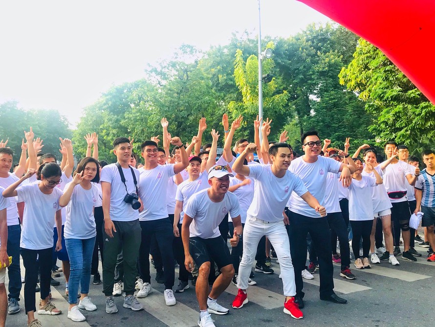 Hơn 500 bạn trẻ tham gia thử thách 4:30 sáng chạy bộ cùng "Người sắt" Trần Đình Minh Anh để rèn luyện sức khỏe.