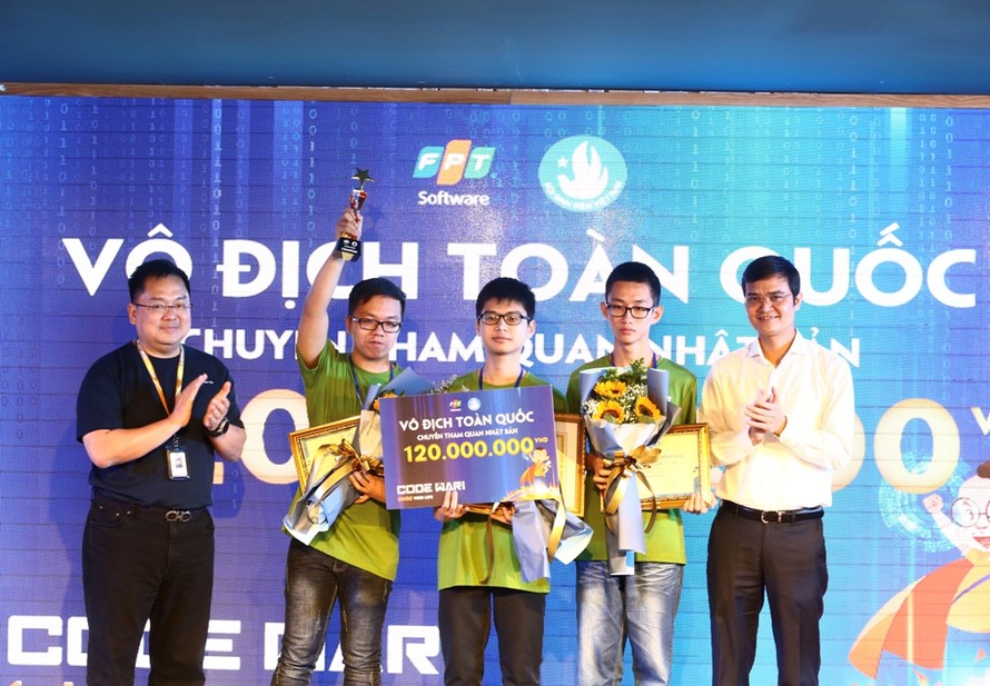 Đội Monitor, gồm gồm 3 chàng trai là sinh viên năm thứ nhất – ĐH Công nghệ - ĐHQG Hà Nội giành giải Nhất khu vực miền Bắc và xuất sắc vô địch toàn quốc cuộc thi Code War 2019. Ảnh: Bảo Anh