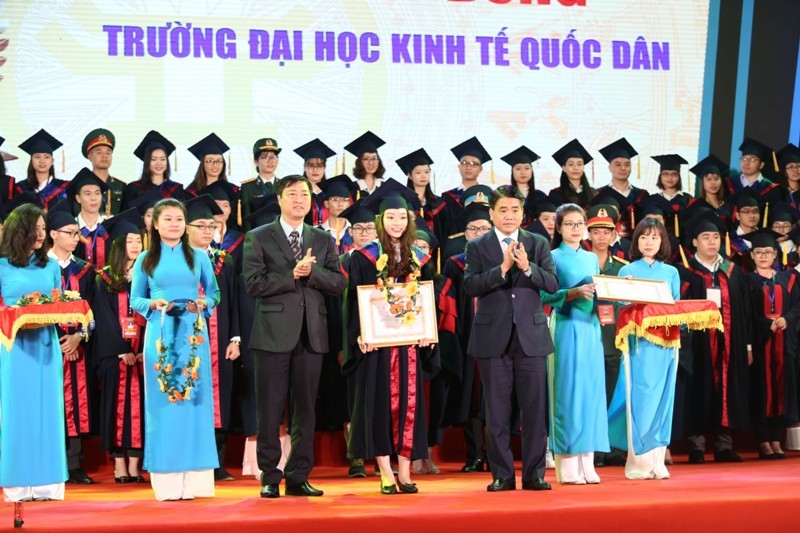 Ông Bùi Tuấn Quang, Phó trưởng ban Dân vận Trung ương và ông Nguyễn Đức Chung, Ủy viên Trung ương Đảng, Phó bí thư Thành ủy, Chủ tịch UBND thành phố Hà Nội trao bằng khen tới các Thủ khoa xuất sắc tốt nghiệp năm 2019. 
