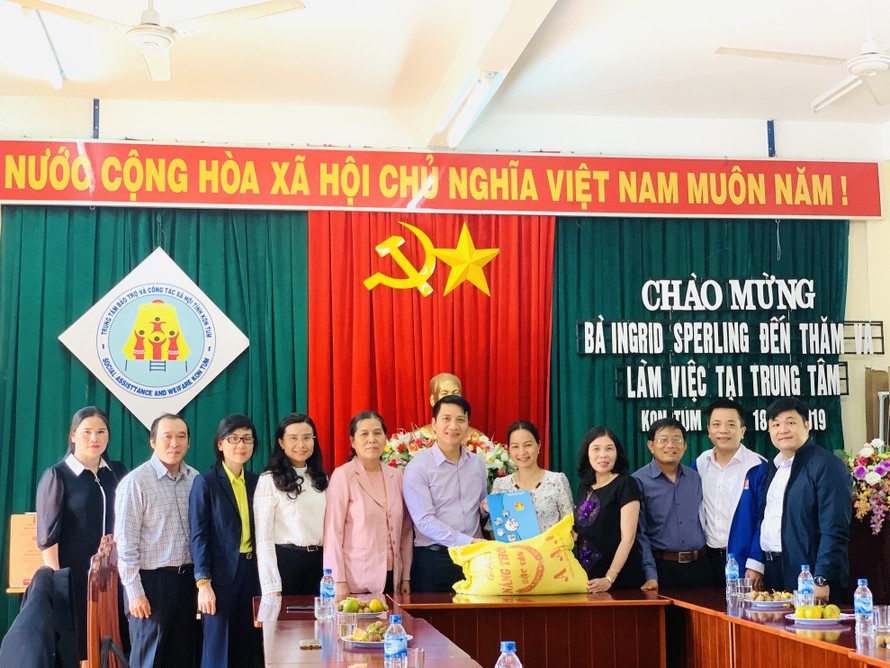 Đoàn giám sát T.Ư Đoàn do anh Nguyễn Ngọc Lương, Bí thư T.Ư Đoàn, Chủ tịch Hội đồng Đội T.Ư làm trưởng đoàn đã đến thăm, tặng quà Trung tâm Bảo trợ và Công tác xã hội tỉnh Kon Tum.