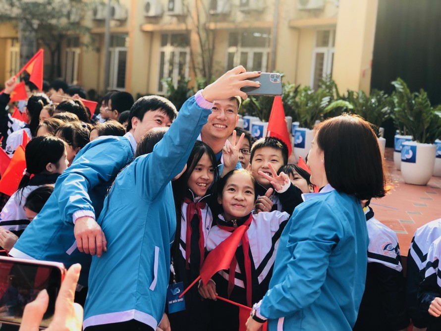 Các đại biểu hào hứng "seo-phi" cùng các em học sinh trường PTCS Nguyễn Đình Chiểu. 