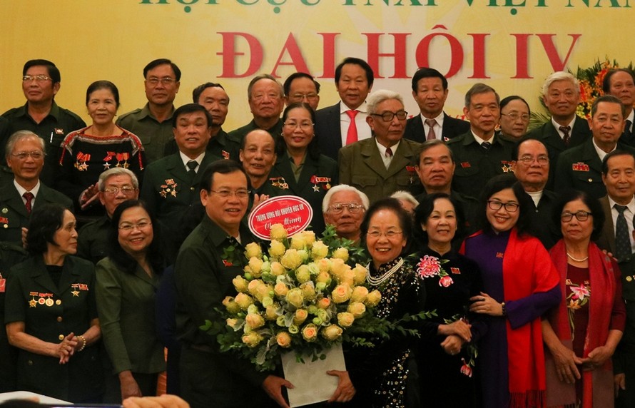 Bà Nguyễn Thị Doan, nguyên Phó Chủ tịch nước tặng hoa chúc mừng ông Vũ Trọng Kim tái đắc cử Chủ tịch Hội cựu TNXP Việt Nam khóa IV. 