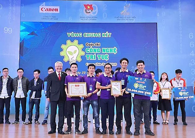 Ban tổ chức Cuộc thi "Công nghệ trí tuệ Canon Chie-Tech" trao giải Nhất cho đội tuyển SRC.HUST của Trường Đại học Bách khoa Hà Nội. 