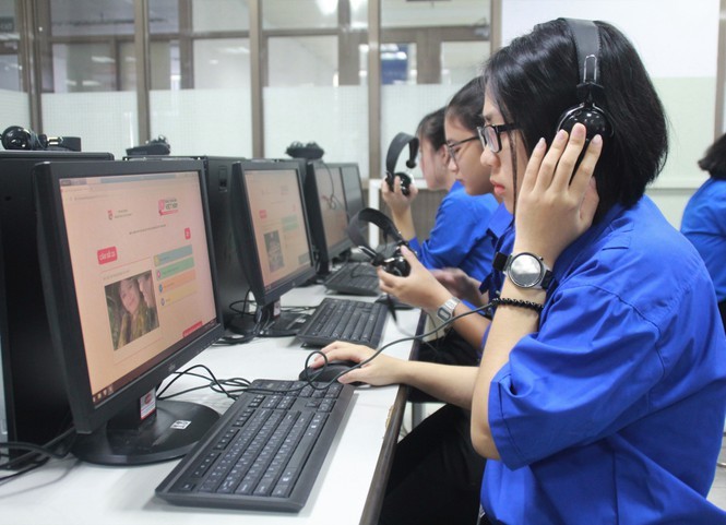 Các thí sinh tham gia cuộc thi trực tuyến Tìm hiểu về Đảng Cộng sản Việt Nam. Ảnh: Ngô Tùng