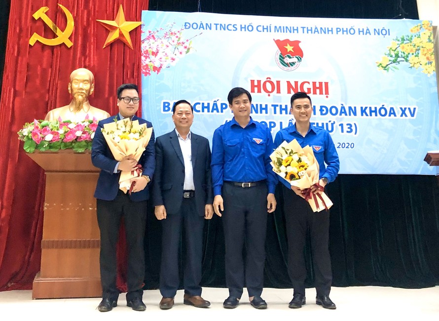 Các đại biểu tặng hoa chúc mừng hai tân Phó Bí thư Thành Đoàn Hà Nội, gồm: anh Trần Quang Hưng (bên trái) và anh Lý Duy Xuân (bên phải). 