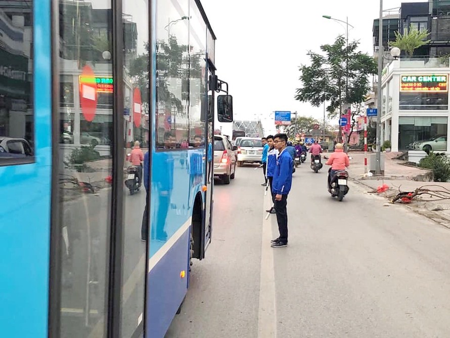 Đội hình tình nguyện "Giao thông xanh" hỗ trợ người dân tham gia giao thông thuận lợi dịp Tết Canh Tý 2020.