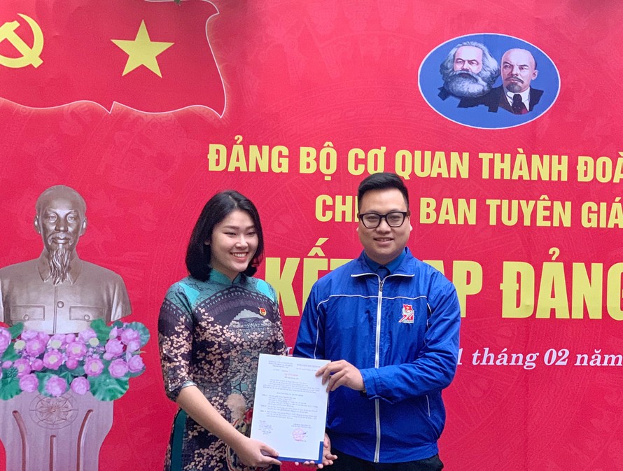 Anh Trần Quang Hưng, Phó Bí thư Thành Đoàn Hà Nội trao quyết định kết nạp đảng cho tân đảng viên Nguyễn Mai Anh, cán bộ Ban Tuyên giáo Thành Đoàn. 