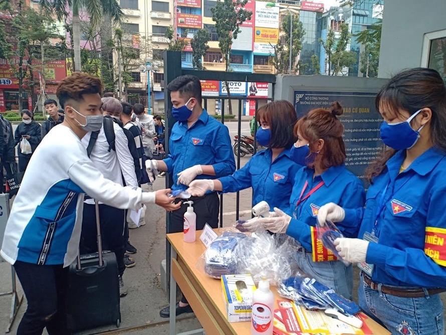 Phát tặng khẩu trang, nước rửa tay cho sinh viên Kiến Trúc trở lại trường học. 