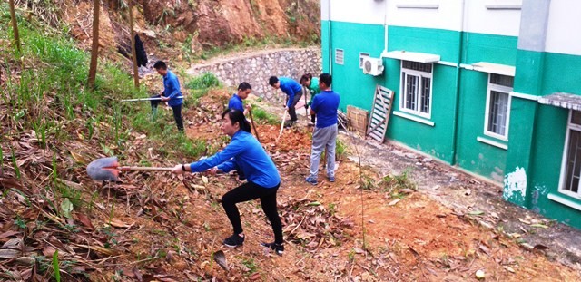 Đoàn viên thanh niên tham gia vệ sinh môi trường