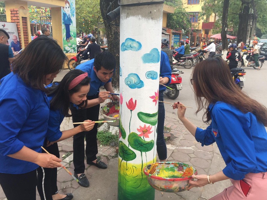 Cột điện nở hoa dưới bàn tay của các bạn ĐVTN phường Trần Nguyên Hãn, TP Bắc Giang