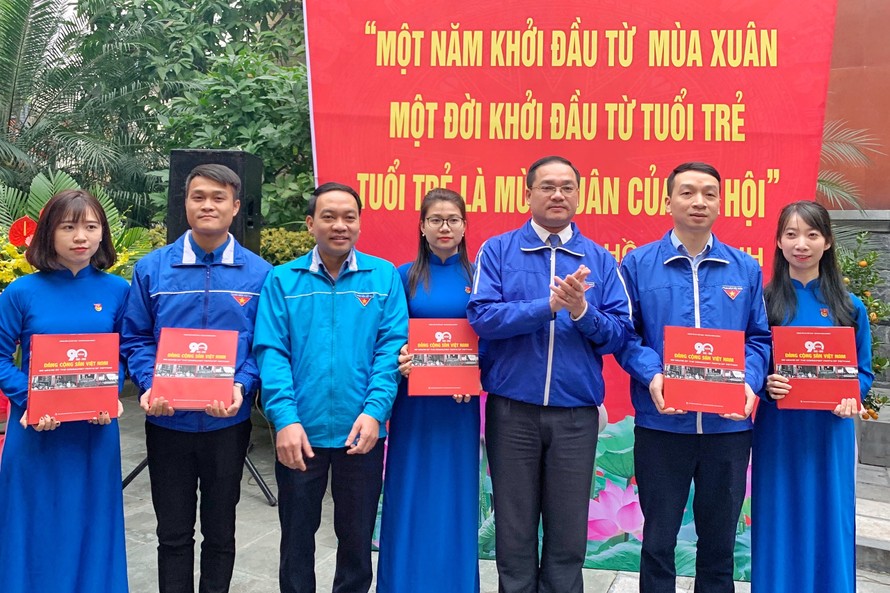 Anh Nguyễn Ngọc Việt, Bí thư Thành Đoàn Hà Nội tặng sách cho ĐVTN tại khu Di tích 90 Thợ Nhuộm