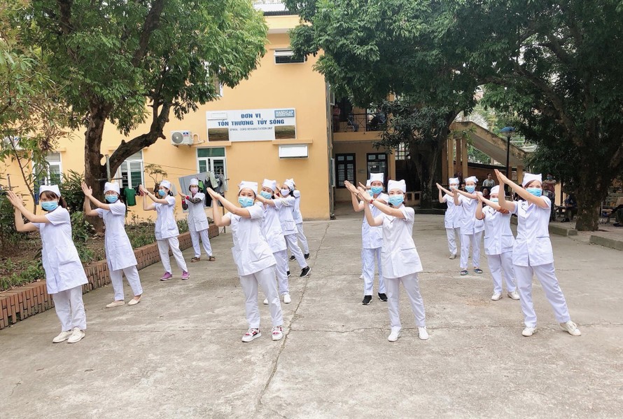 Y, bác sĩ Bệnh viện Phục hồi chức năng Bắc Giang trong trang phục báo blouse trắng nhảy flashmood “Ghen – Cô vy” tuyên truyền phòng chống dịch Covid -19