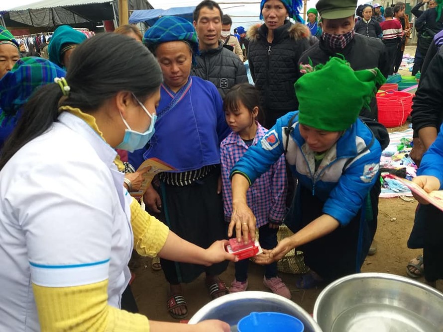 Hướng dẫn bà con dân tộc thiểu số tại chợ phiên ở Xín Mần, Hà Giang rửa tay bằng xà phòng đúng cách phòng chống dịch Covid -19