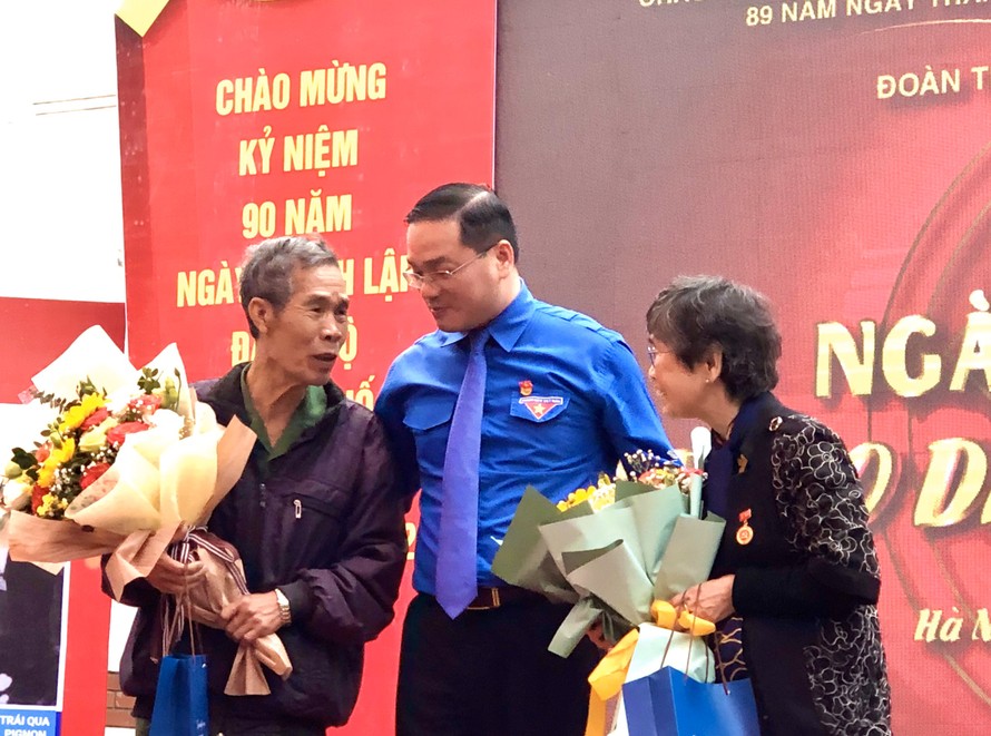 Anh Nguyễn Ngọc Việt, Bí thư Thành Đoàn Hà Nội tặng hoa cho các nhân chứng lịch sử giao lưu tại cầu truyền hình "Ngày đoàn viên - Theo dấu chân lịch sử"