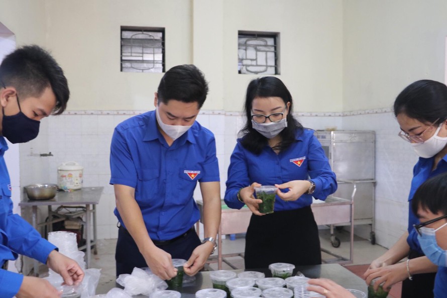 Chị Nguyễn Thị Thơm, quyền Bí thư Tỉnh Đoàn Nghệ An (thứ 2, từ phải qua), cùng các tình nguyện viên chuẩn bị đồ ăn cho người dân tại khu cách ly tập trung.