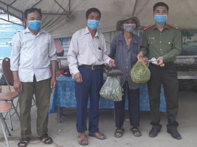 Cụ Nguyễn Văn Thái, 89 tuổi mang tặng 1kg gạo, 1 quả bầu, 1 bó rau muống, 1 túi rau vặt và 20 nghìn đồng tặng cho người dân cách ly ở Hà Tĩnh