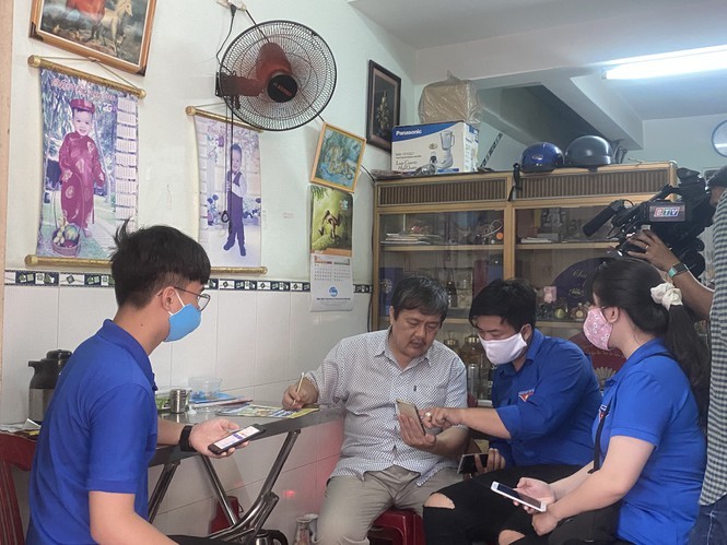 Các đội thanh niên tình nguyện tỉnh Bình Định "đến từng ngõ, gõ từng nhà" hỗ trợ người dân khai báo y tế. 