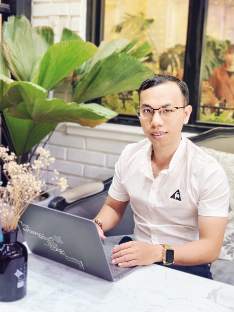 Chàng trai trẻ Lê Anh Tiến, CEO Công ty Cổ phần Công nghệ Chatbot Việt Nam, với sản phẩm Bot Bán Hàng vừa nhận gói đầu tư trị giá 500.000 USD từ NextTech Group và Quỹ hỗ trợ khởi nghiệp Next100