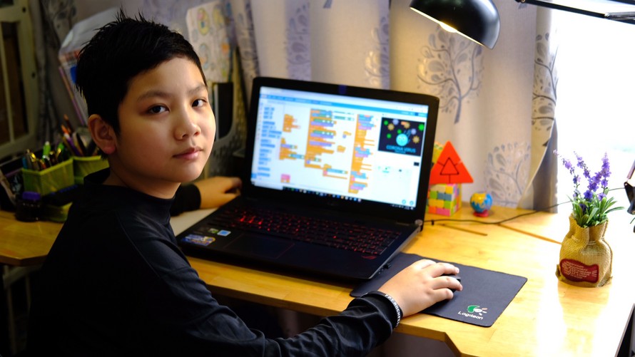 Cậu bé lớp 5 Nguyễn Phúc Minh Khang, học sinh lớp 5M trường, Tiểu học Dịch Vọng A (Cầu Giấy, Hà Nội) đã tự tìm tòi, thiết kế ra một số trò chơi điện tử mang thông điệp “Đánh bay COVID -19”