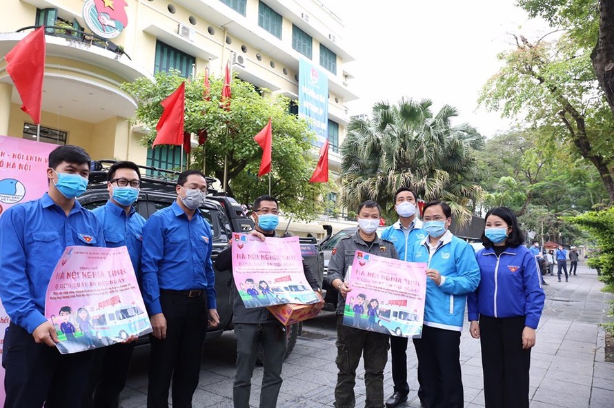 Anh Nguyễn Anh Tuấn, Bí thư thường trực T.Ư Đoàn trao biển hiệu gắn trên các chuyến xe chở suất ăn miễn phí tiếp sức sinh viên, công nhân và người gặp khó khăn vì dịch COVID -19 ở Hà Nội. 