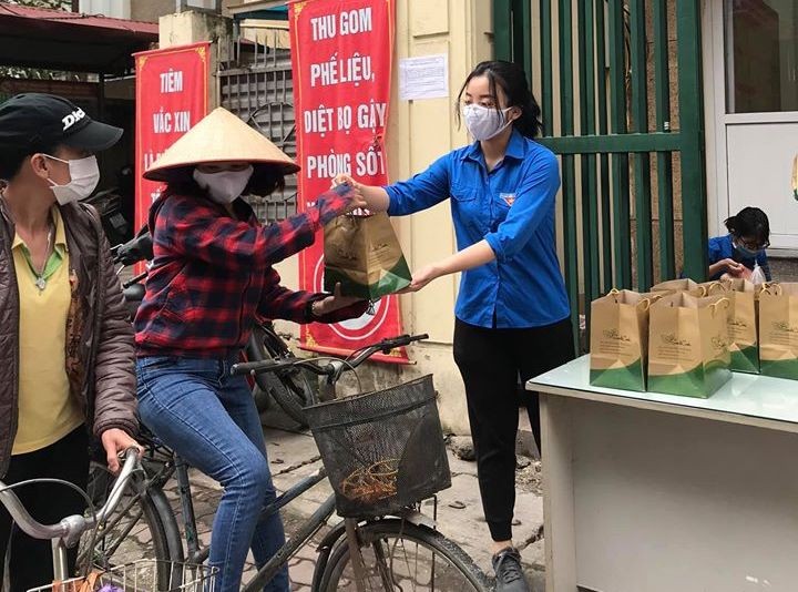 Bạn trẻ Thủ đô Hà Nội tặng các phần ăn miễn phí cho người lao động nghèo trong dịch COVID -19