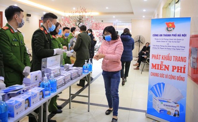 Công an TP Hà Nội tặng khẩu trang, nước rửa tay phòng chống dịch COVID -19 cho người dân Thủ đô. 