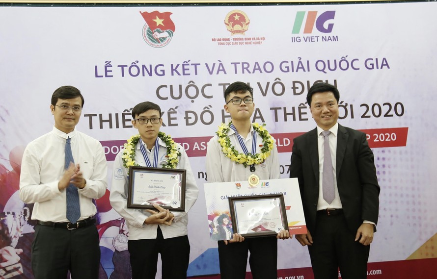 2 trong 3 quán quân Quốc gia Cuộc thi Vô địch Thiết kế Đồ họa thế giới 2020 được BTC trao thưởng để đại diện cho Việt Nam tranh tài tại đấu trường Quốc tế, tổ chức tại Mỹ, Năm 2021. Ảnh: Lâm Đăng Hải