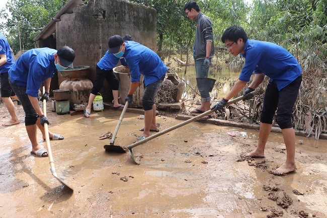 Sinh viên Nghệ An tình nguyện hỗ trợ nhân dân Hà Tĩnh khắc phục hậu quả lũ lụt