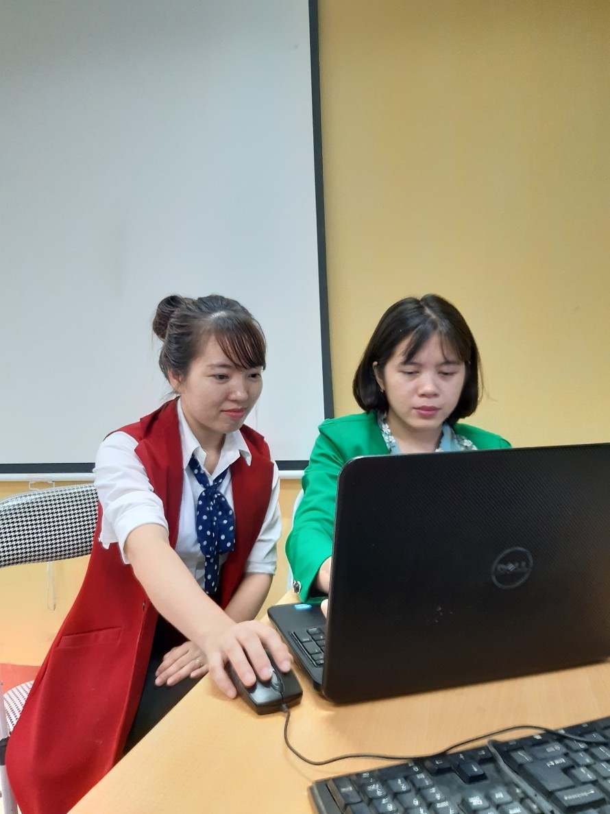 Hai cô giáo vùng cao Nguyễn Thị Sâm, Vũ Thị Hạt xây dựng thành công ứng dụng "tra cứu thuật ngữ Sinh học" cài đặt đơn giản, không cần Internet. 