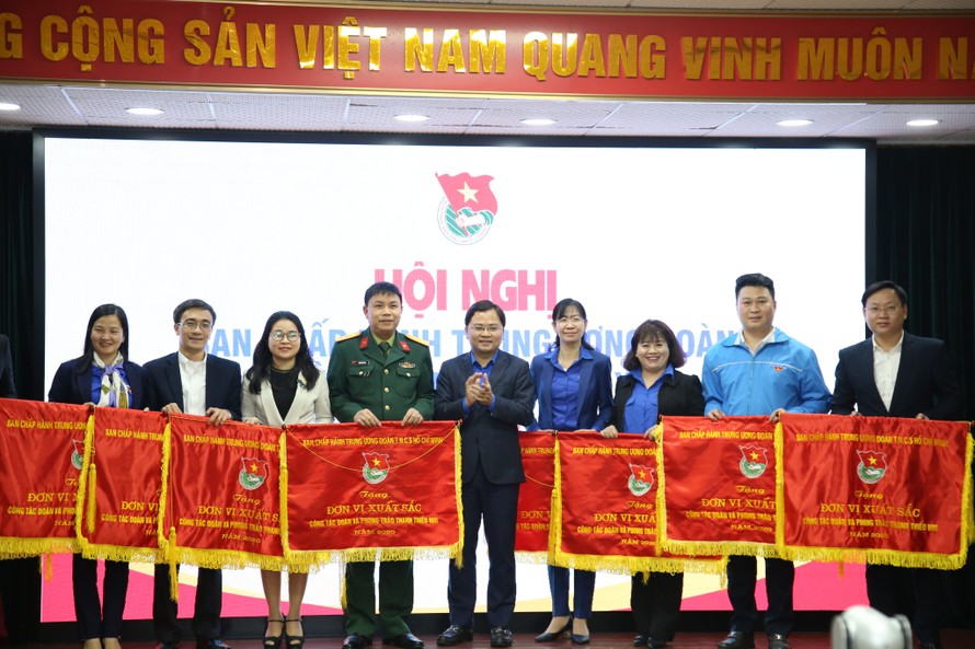 Anh Nguyễn Anh Tuấn, Bí thư thứ nhất T.Ư Đoàn, Chủ tịch T.Ư Hội LHTN Việt Nam trao tặng cờ thi đua cho các đơn vị xuất sắc năm 2020 