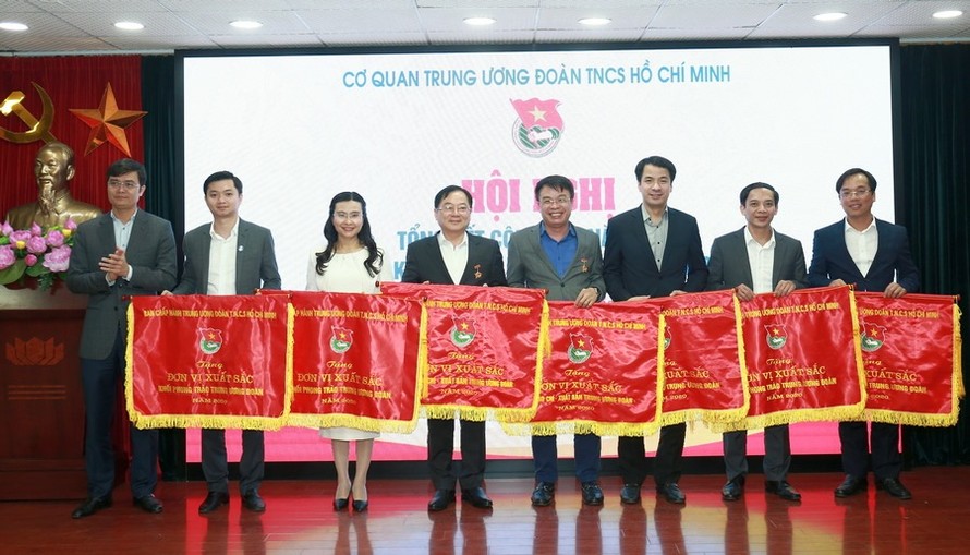 T.Ư Đoàn trao tặng “Cờ thi đua của Trung ương Đoàn” cho cho 7 đơn vị có thành tích xuất sắc năm 2020, trong đó, có Báo Tiền Phong.