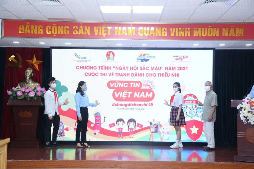Đại diện Ban tổ chức và các em thiếu nhi nhấn nút khởi động ngày hội sắc màu năm 2021 - cuộc thi vẽ tranh chủ đề "Vững tin Việt Nam". Ảnh: Lâm Đăng Hải