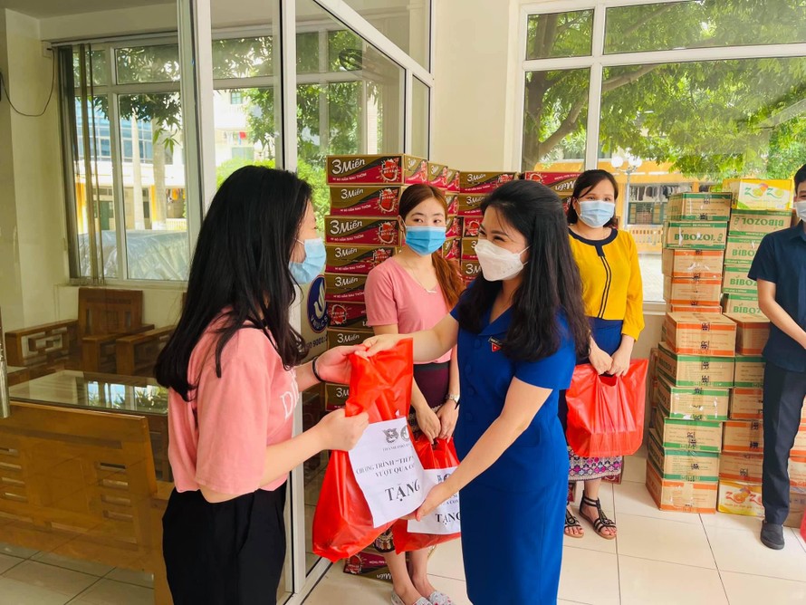 Chị Chu Hồng Minh, Bí thư Thành Đoàn Hà Nội trao 407 phần quà cho 407 bạn sinh viên Việt Nam và sinh viên Lào đang ở khu KTX Mễ Trì - Đại học Quốc gia Hà Nội.