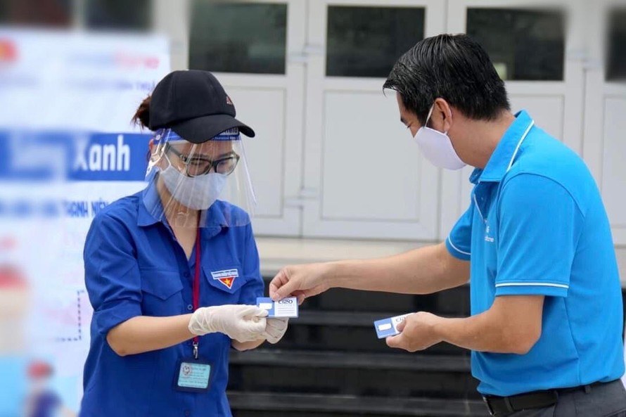 Các tình nguyện viên tại Bình Thuận được tặng sim điện thoại để phục vụ công tác phòng chống dịch bệnh