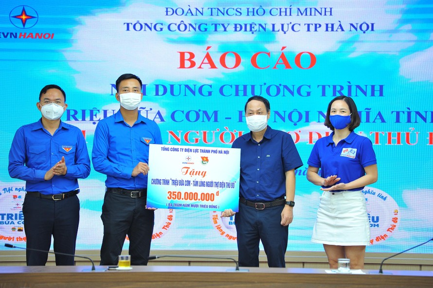 Thành đoàn - Hội LHTN thành phố Hà Nội đã đón nhận biển trao tượng trưng tặng 14.000 suất ăn cho giai đoạn 4 của Chương trình (Tổng trị giá 350 triệu đồng) từ đại diện lãnh đạo Điện lực Hà Nội.