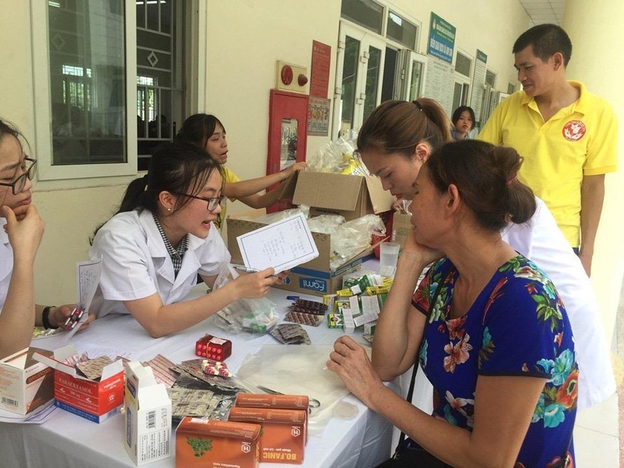 Đoàn Thanh niên Bệnh viện hữu nghị Việt Đức khám bệnh, phát thuốc và tặng quà cho cựu thanh niên xung phong tại huyện Gia Lâm, Hà Nội năm 2020.
