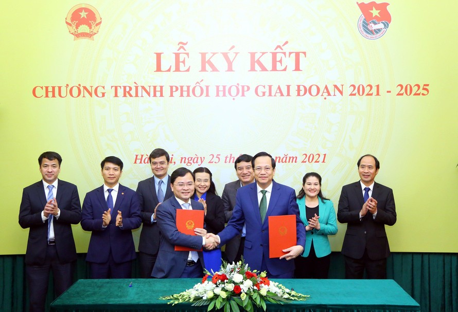 Bí thư thứ nhất T.Ư Đoàn Nguyễn Anh Tuấn (hàng đầu, bên trái) và Bộ trưởng Bộ LĐ-TB&XH Đào Ngọc Dung ký kết chương trình phối hợp giai đoạn 2021 - 2025.